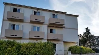 Apartmani Anaandita Novalja 3*,